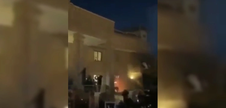 Atak na szwedzką ambasadę w Iraku. Budynek został podpalony