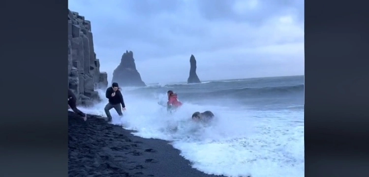 Islandia. Lekkomyślni turyści cudem uniknęli wciągnięcia przez fale [Wideo]