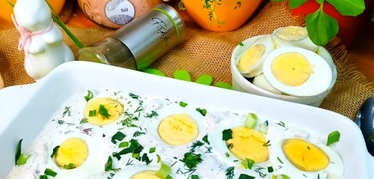 Wielkanocny klasyk na polskim stole. Jajka w sosie tatarskim, które zawsze znikają pierwsze