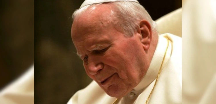 Wandale zdewastowali tablicę ku czci św. Jana Pawła II