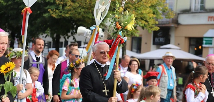 Abp Jędraszewski do pielgrzymów: Naszym wielkim apostolskim zadaniem jest dzielić się radością wiary