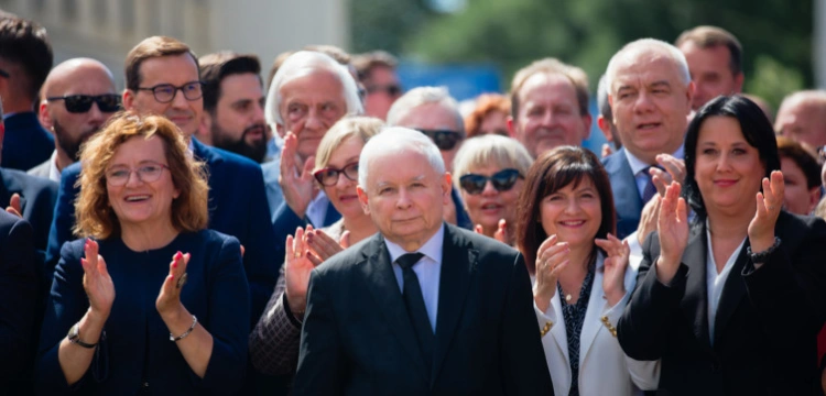 Sondaż: PiS niezmiennie prowadzi, Lewica przegania Hołownię