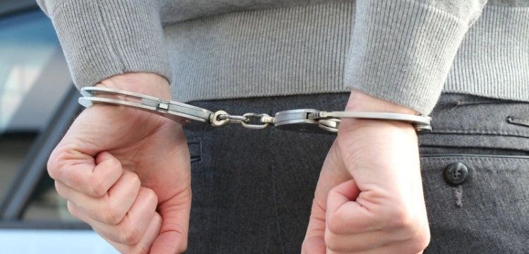 Sprzedawali konta bankowe i narkotyki - grupa oszustów rozbita