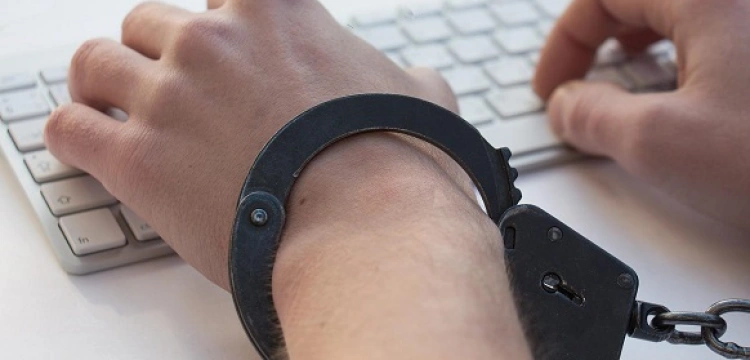 Cela PLUS! Internetowi oszuści usłyszeli 1875 zarzutów. Aresztowano osiem osób