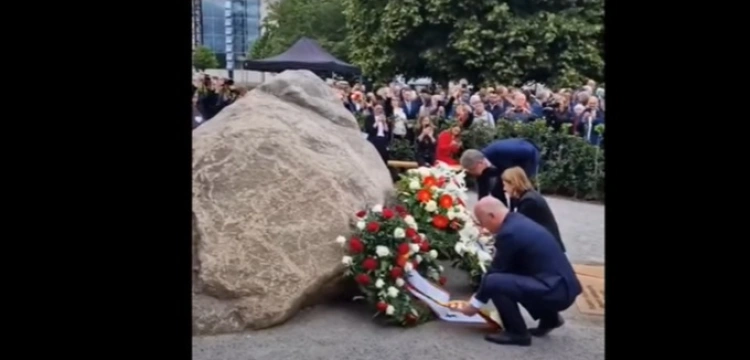 Żenujący spektakl w Berlinie: kamień pamięci, milczenia i... kosmicznej niemieckiej buty i hipokryzji