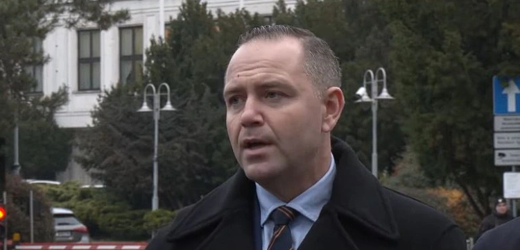 Tak chcą uderzyć w Nawrockiego. „W brudną kampanię zaangażowano służby”