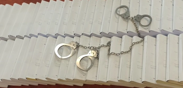 Na karuzeli VAT przepuścili ponad 63 mln zł - 8 osobom grozi do 25 lat więzienia