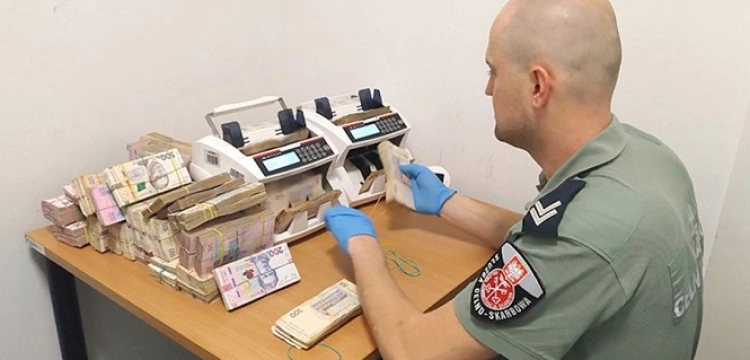 Stosy pieniędzy w bagażach na warszawskim lotnisku Chopina