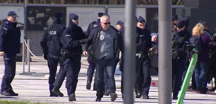 Kolejna rocznica tragedii smoleńskiej i… kolejna prowokacja. Policja wyniosła kilka osób