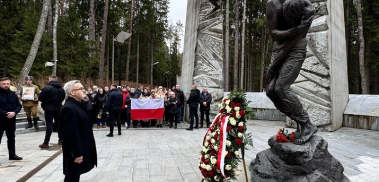Prowokacje w Katyniu. Rosyjscy „aktywiści” próbowali zakłócić polskie uroczystości pamięci