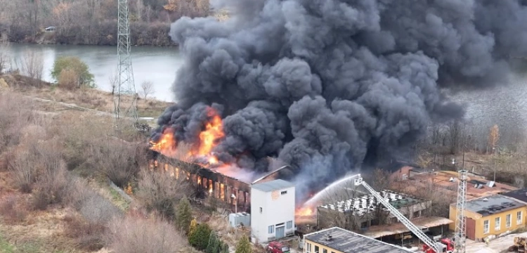 Kędzierzyn-Koźle. Ogromny pożar składowiska chemikaliów [Wideo]