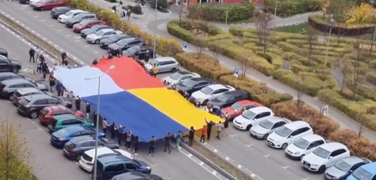 [WIDEO] Polsko-ukraińska flaga na ulicach Kijowa