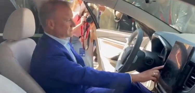 Kompromitacja! Rosyjski „cud” motoryzacji nie odpalił na premierze w Petersburgu [Wideo]