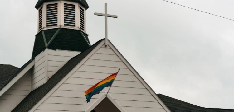 USA: Jezuicka szkoła wywiesiła tęczową flagę. Nie będzie uznana za szkołę katolicką