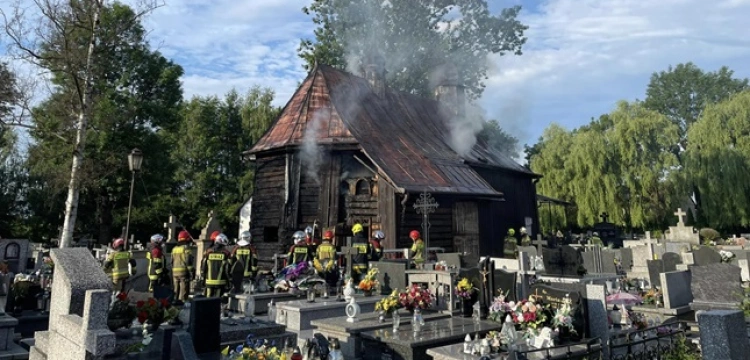 Niebezpieczny pożar zabytkowego kościoła w Nowym Sączu
