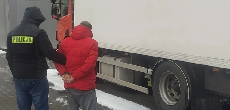 Cela plus! Zamiast dostarczać przesyłki klientom... kradł je