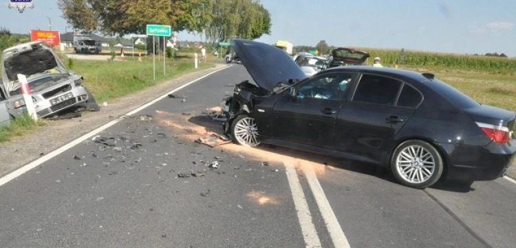 Cela plus! Z sądowym zakazem a prostej drodze spowodował wypadek czterech samochodów
