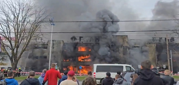 Królewiec. Trzypiętrowe centrum handlowe stanęło w płomieniach [Wideo]