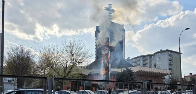 Krzyż Papieski JPII nie zniknie. Parafia zapowiada jego odbudowę
