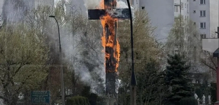 Mokotów. Spłonął krzyż związany z pamiętną Mszą Jana Pawła II [Zdjęcia]