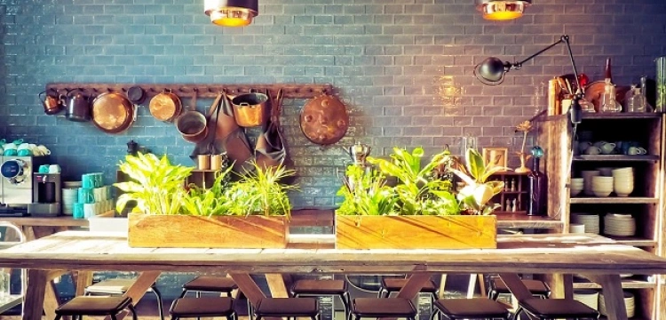 Stylowe wnętrze niewielkim kosztem – co kupić w pierwszej kolejności?