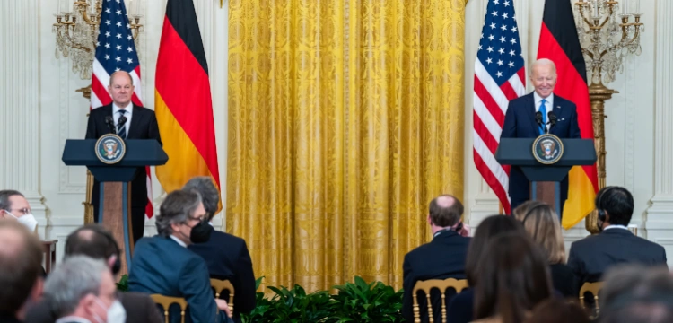 Prasa: Biden chowa się za Scholzem, a Scholz za Bidenem
