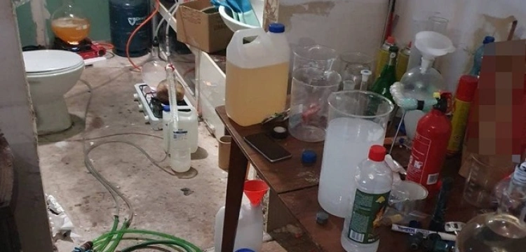 Policja zlikwidowała kolejne laboratorium amfetaminy. Przejęto 400 litrów cieczy