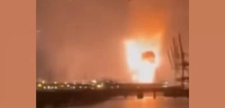 Największy rosyjski port nad Bałtykiem pod ostrzałem [Wideo]