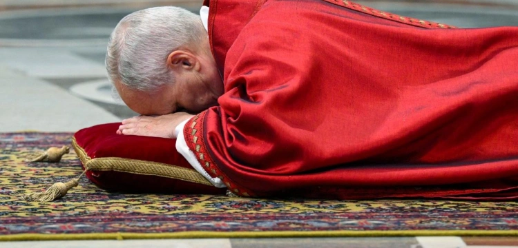 Liturgia Męki Pańskiej: Uczmy się od Chrystusa nie odpłacać złem na zło