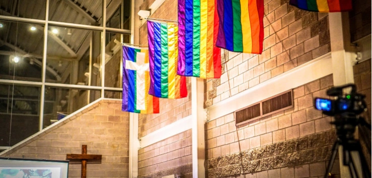 Biskup zatrudnił jako sekretarza homoseksualistę, który zawarł „małżeństwo” jednopłciowe