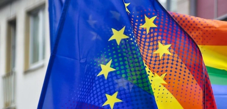 „Certyfikat urodzenia” – unijny pomysł na wprowadzenie do systemu prawnego rodzicielstwa osób tej samej płci