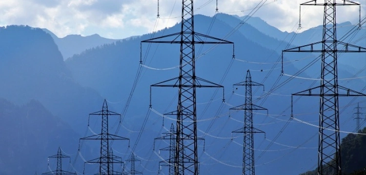 Rząd przyjął projekt przedłużenia cen maks. prądu, gazu i ciepła na 2024