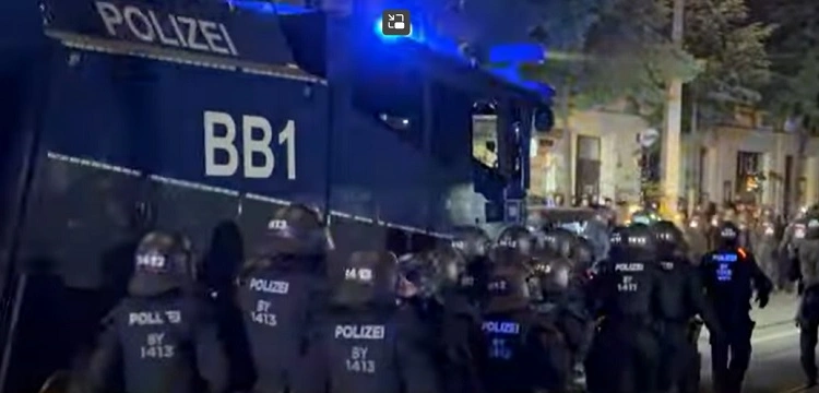 Lipsk. Ogromne starcia niemieckiej policji z lewicowymi ekstremistami [Wideo]
