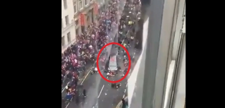 [Wideo] Dramatyczne sceny w Liverpoolu: Samochód wjechał w tłum podczas parady mistrzowskiej Liverpool FC