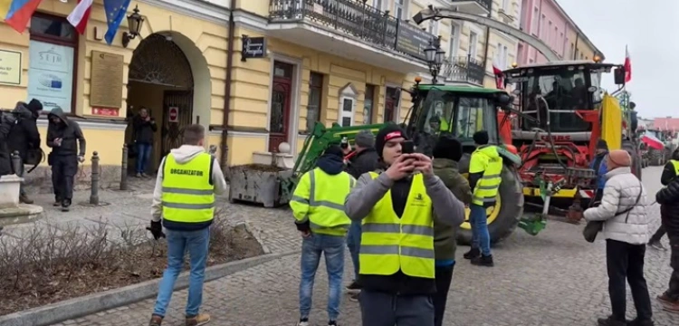 fronda, portal poświęcony, informacje z polski, informacje z świata Łomża. Protest rolników i obornik przed biurem posłanki Koalicji Obywatelskiej Wideo