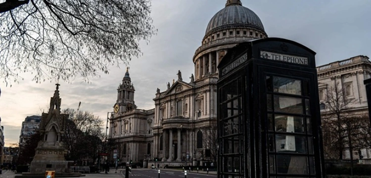 Lokalne władze w Anglii zakazują chrześcijańskich modlitw przed spotkaniami