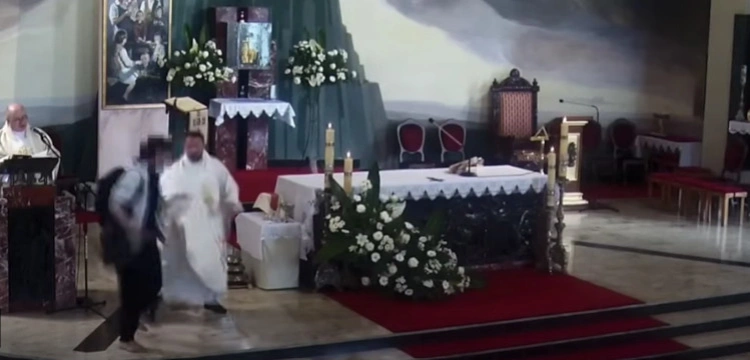 Opiłowywanie katolików trwa. Mężczyzna zaatakował tabernakulum podczas Mszy św.