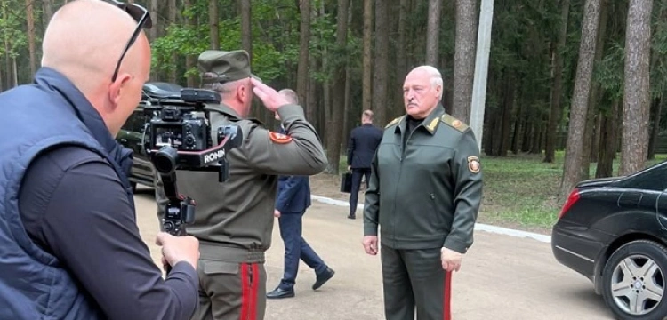 Łukaszenka pojawił się publicznie i próbował ukryć zły stan zdrowia