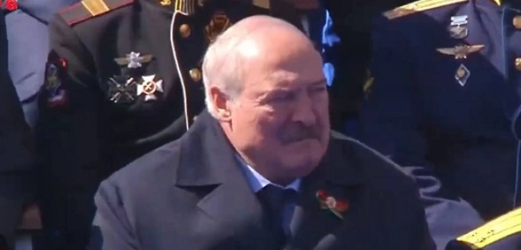 Nagłe zakończenie wizyty Łukaszenki w Moskwie. Musiał korzystać z pomocy lekarzy