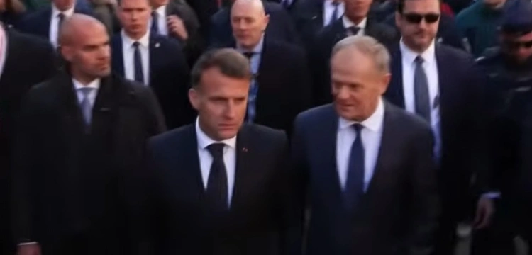 Uśmiechnięta współpraca Macron - Tusk?