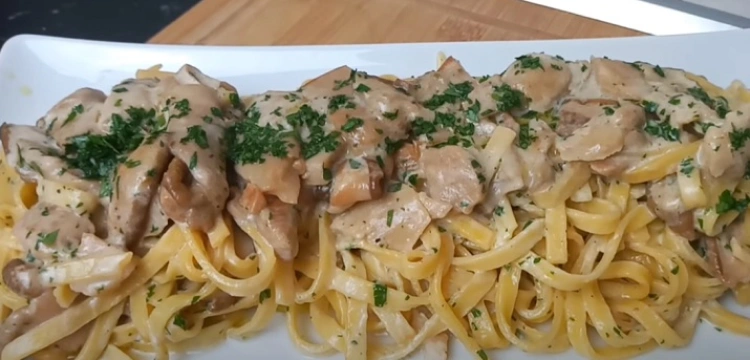 Podgrzybki, makaron, śmietana i grubo mielony pieprz