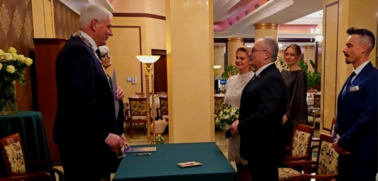 Ślub w Mikołajkach. Marek Jakubiak ogłosił radosną nowinę