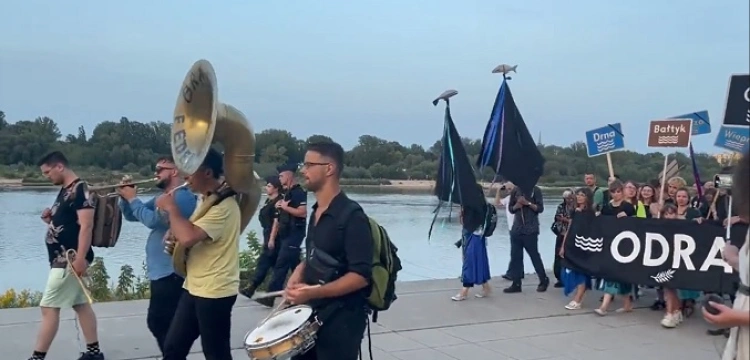 Totalny odlot totalnej opozycji! Marsz żałobny dla Odry nad Wisłą w Warszawie [Wideo]