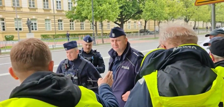 [Wideo] Tusk chce zrobić „obóz koncentracyjny” z „Miasteczka Gniewu” pod KPRM? Bąkiewicz mówi o blokadach i odcinaniu dostaw żywności