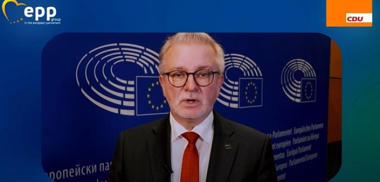 Niemiecki europoseł obnaża manipulacje Tuska ws. migrantów