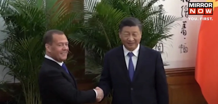 Do Pekinu zamiast Putina poleciał Miedwiediew. W tle flaga ZSRS [Wideo]