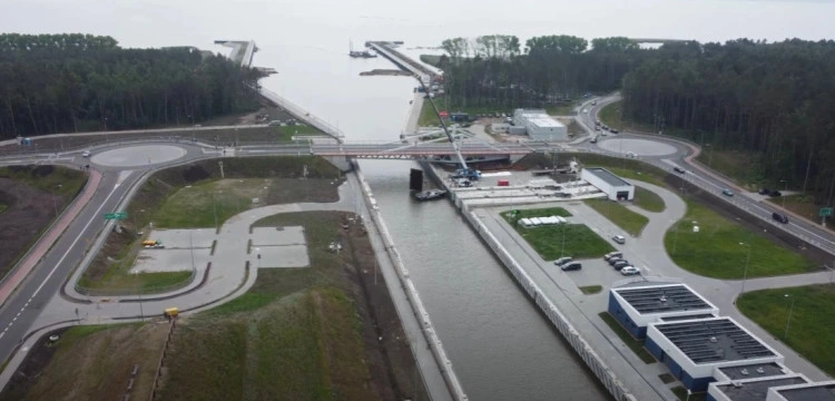 Już blisko 100 jednostek przeprawiło się przez śluzę portu na Mierzei Wiślanej