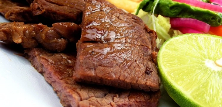 SONDAŻ. Co Polacy myślą o zakazach spożywania mięsa?