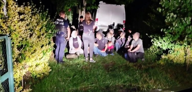 Cela plus! Przemycał 21 nielegalnych migrantów i uciekał przed policją