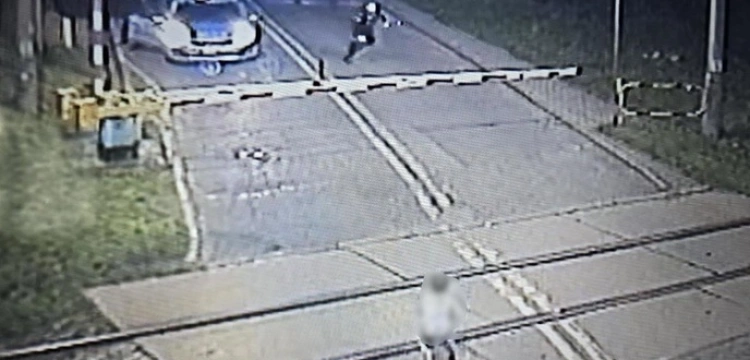 [Wideo] Sześciolatek uratowany tuż przed pociągiem na przejeździe kolejowym w Mikołowie